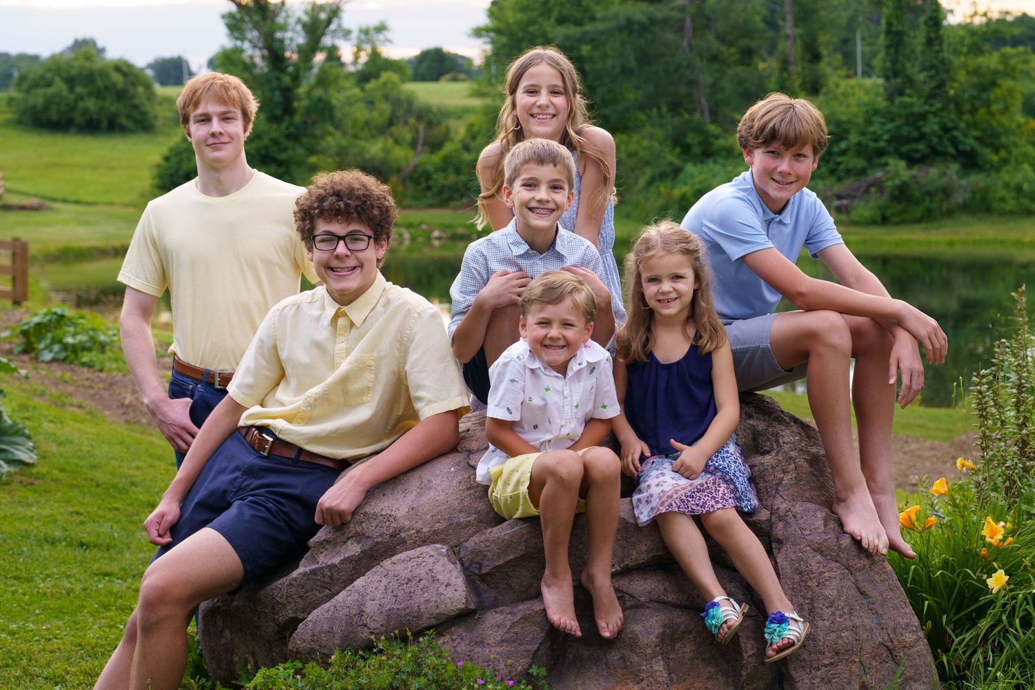 Extended family portrait of three families of cousins at their family home in Wooster, Ohio, by Jamie Macey Photography