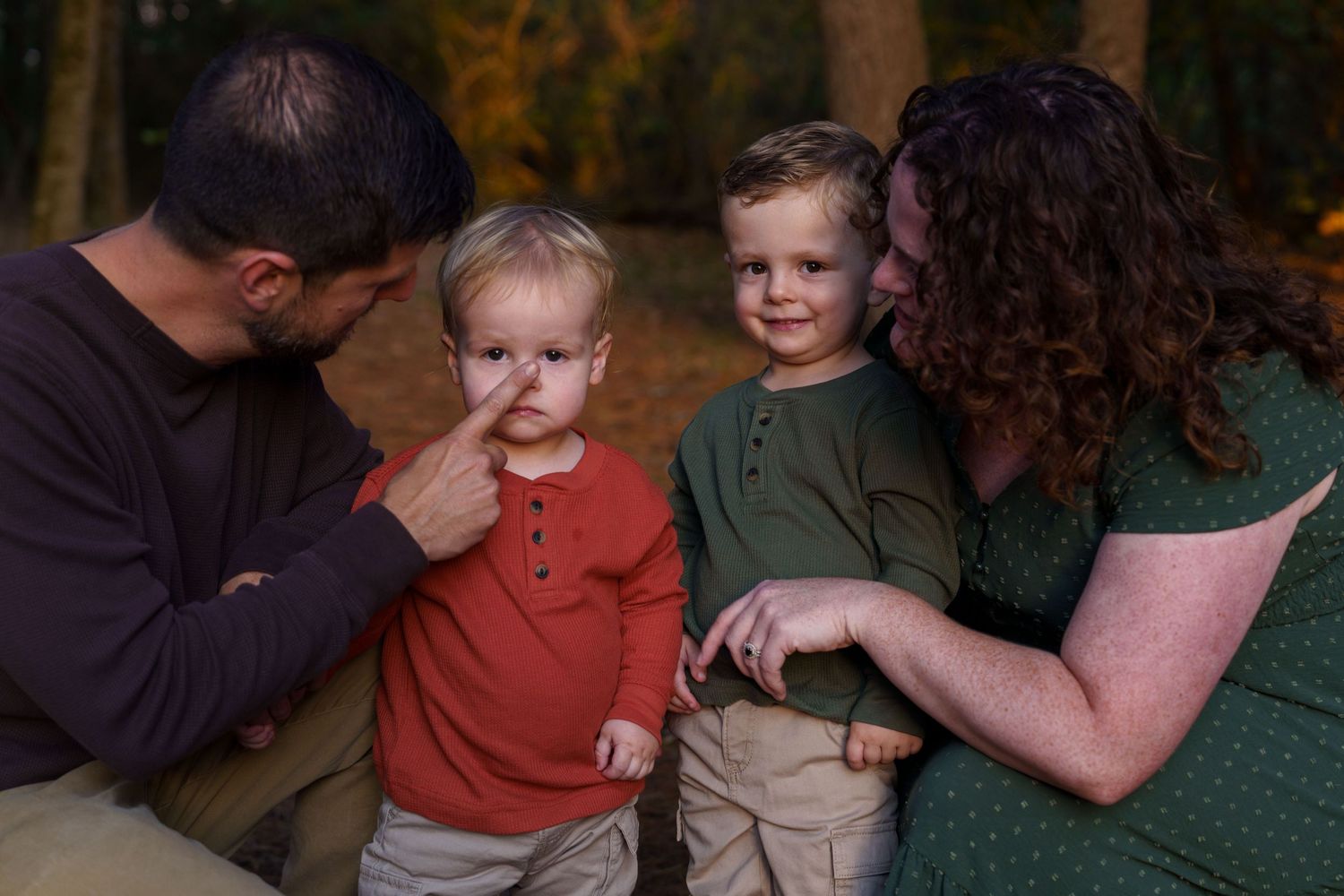 Family portrait of mom, dad, and two children at Hoover Dam park in Westerville, Ohio, by Jamie Macey Photography