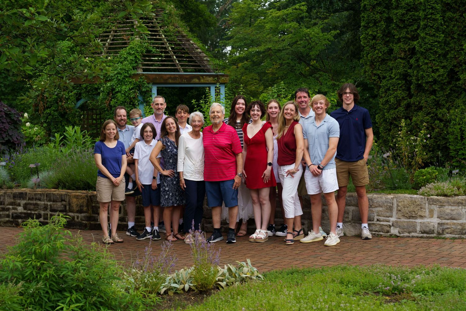 Large family group smiling together at Inniswood Metro Garden in Westerville, Ohio, by Jamie Macey Photography