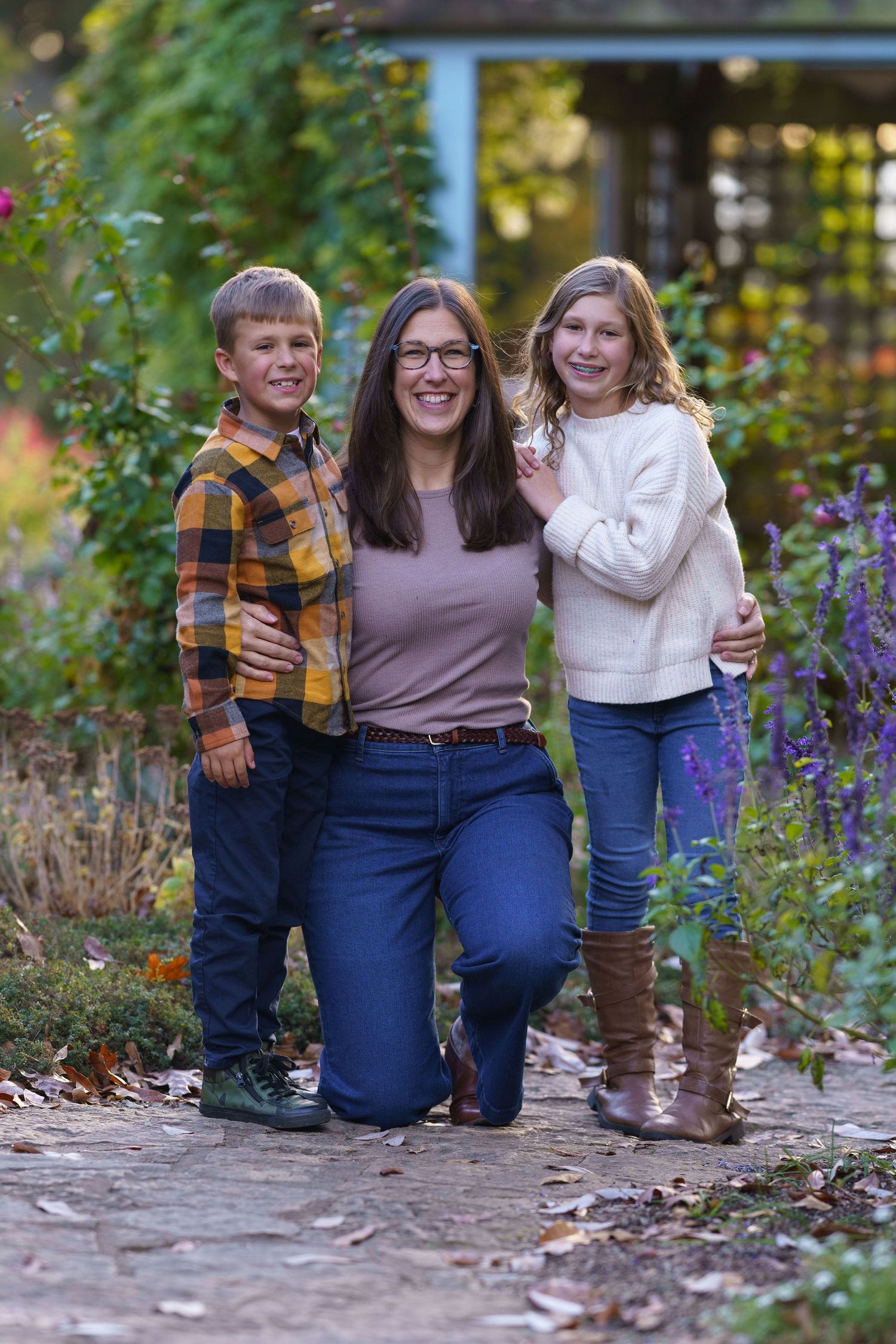 Mom and kids embracing in family photo at Inniswood Metro Gardens in Westerville, Ohio, by Jamie Macey Photography