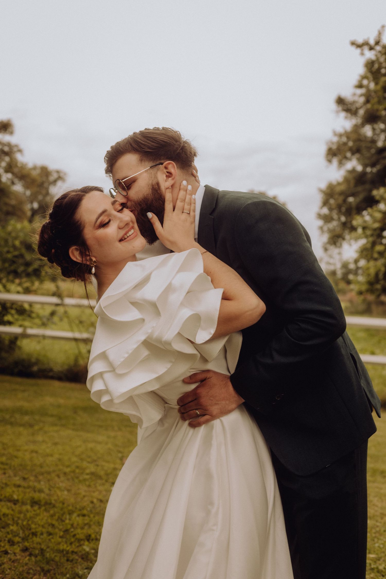 Portraits intimes de mariage dans les jardins du Château d’Embourg – instants tendres et affectueux partagés par les jeunes mariés.