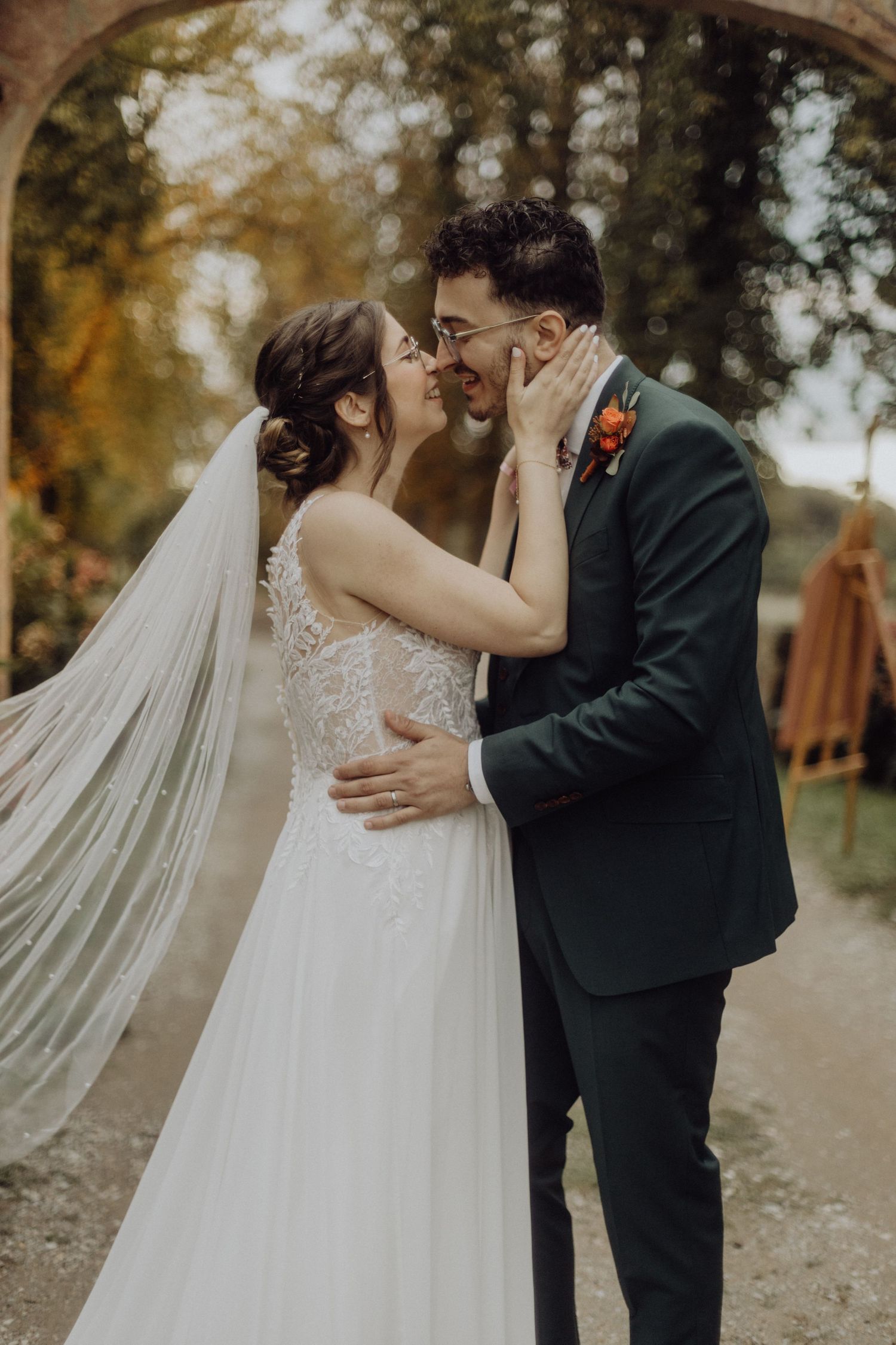 Photographe mariage Auvergne Rhône-Alpes – couple en tenue élégante au Château de la Crête, portraits romantiques sur décor d’automne.