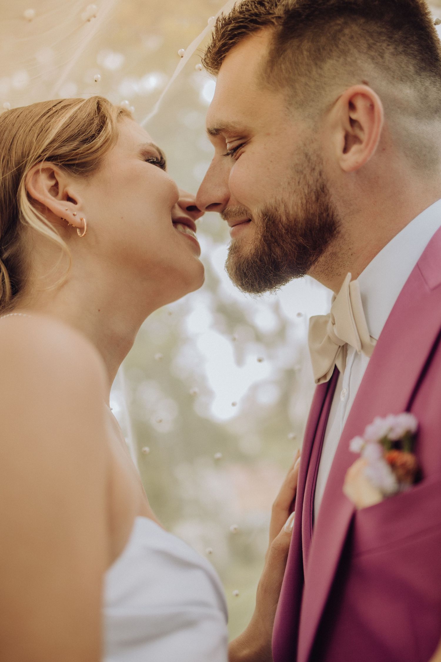Photographe mariage Clermont-Ferrand Auvergne Rhône-Alpes – portraits intimes en gros plan des mariés au Pavillon Fani.
