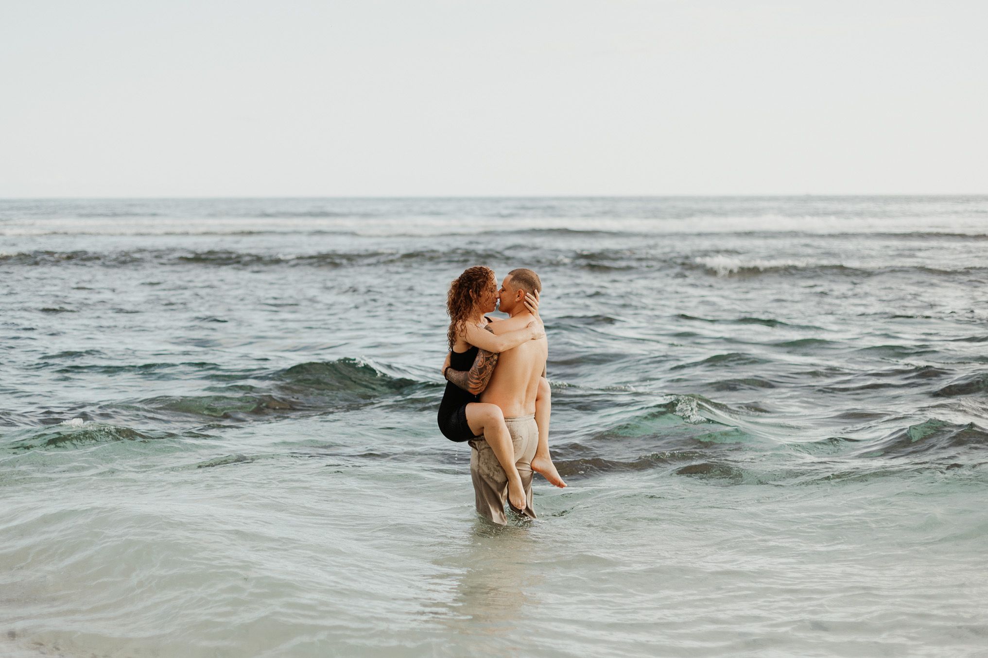 un couple sexy joue dans l'eau