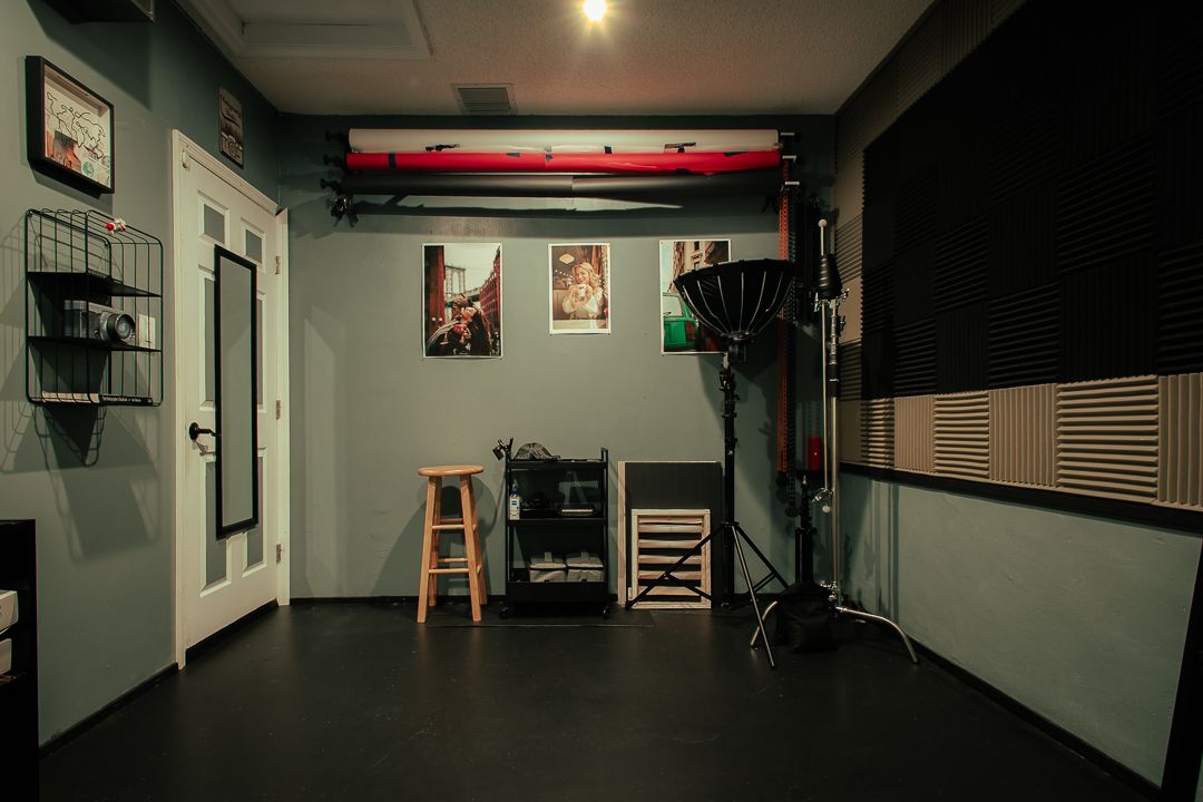 Mannyportraits Miami photography studio – creative space with professional lighting, backdrops, and equipment for cinematic portraits.