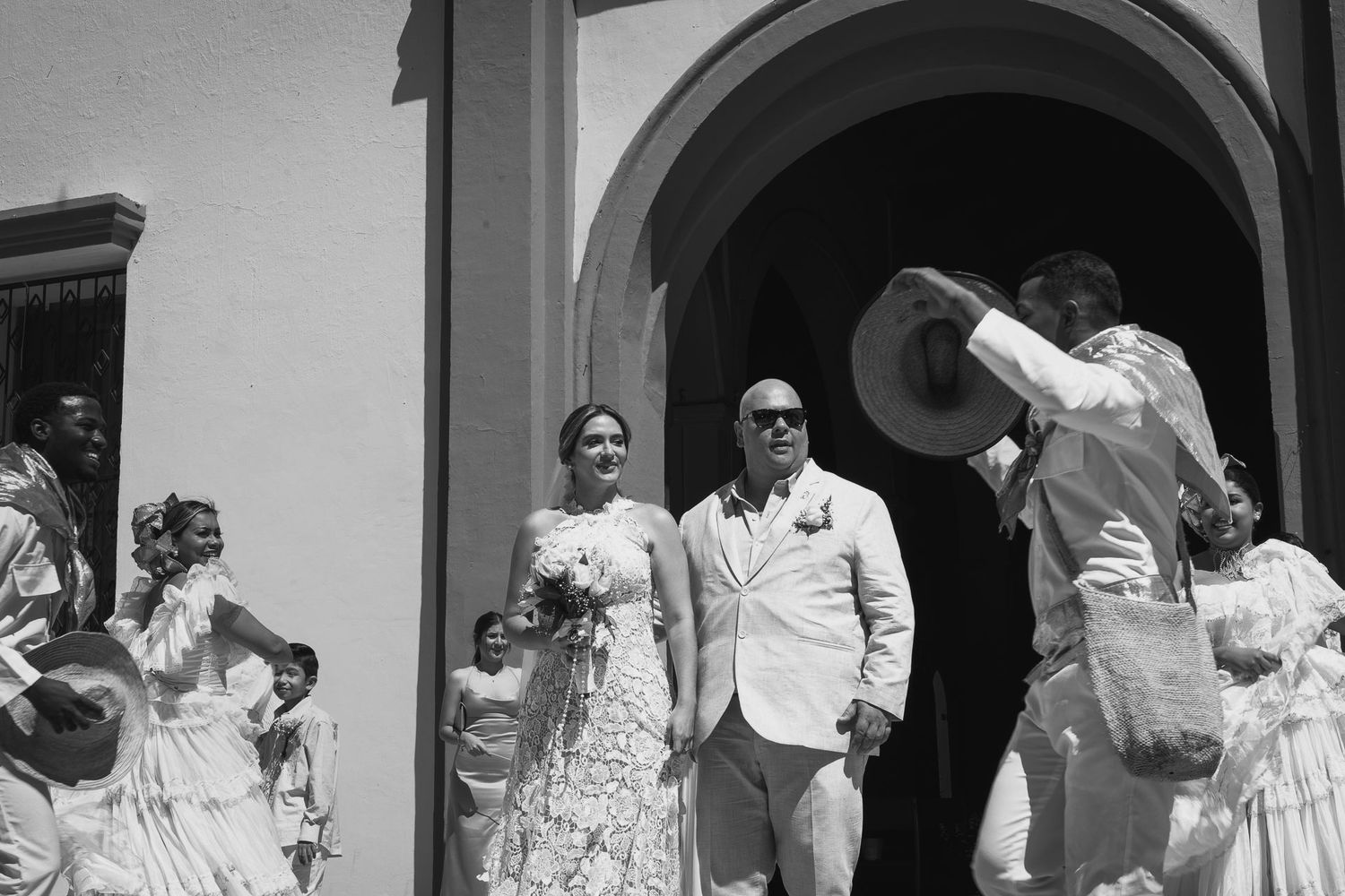 Los novios frente al altar tomados de la mano durante su matrimonio religioso y boda cristiana en Valledupar.