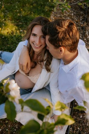 Zwangerschapsshoot vrouw met man bij golden hour in natuur in Terneuzen, Zeeland, Oost-Vlaanderen