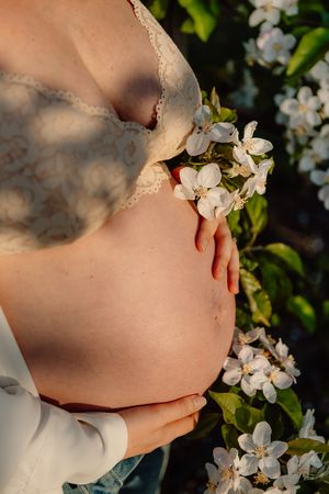 Zwangerschapsshoot vrouw  bij golden hour in natuur in Terneuzen, Zeeland, Oost-Vlaanderen