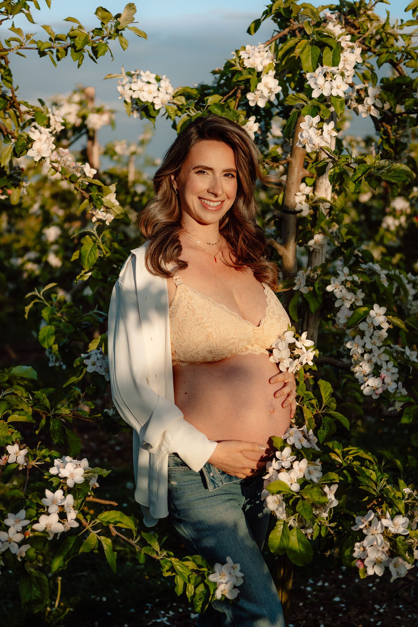 Zwangerschapsshoot vrouw bij golden hour in natuur in Terneuzen, Zeeland, Oost-Vlaanderen