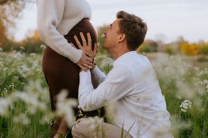 Zwangerschapsshoot vrouw met man bij golden hour in natuur in Terneuzen, Zeeland, Oost-Vlaanderen