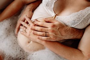 Zwangerschapsshoot vrouw in bad in Terneuzen, Zeeland, Oost-Vlaanderen