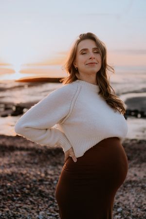 Zwangerschapsshoot vrouw bij golden hour op het strand in Terneuzen, Zeeland, Oost-Vlaanderen