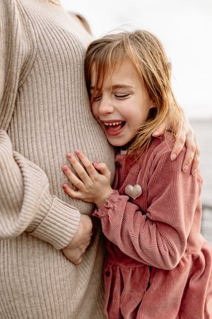 Intieme zwangerschapsshoot vrouw met dochter in Terneuzen, Zeeland, Oost-Vlaanderen