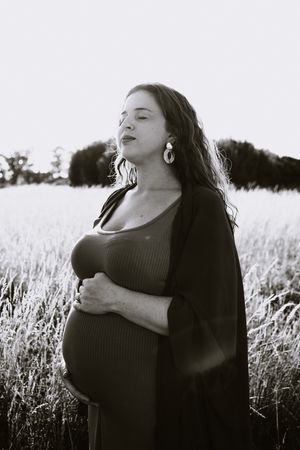 Zwangerschapsshoot vrouw met golden hour in Terneuzen, Zeeland, Oost-Vlaanderen