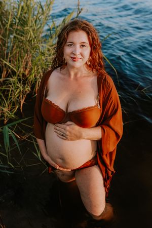 Zwangerschapsshoot vrouw met golden hour in het water in Terneuzen, Zeeland, Oost-Vlaanderen