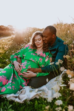 Zwangerschapsshoot vrouw met man  met golden hour in Terneuzen, Zeeland, Oost-Vlaanderen