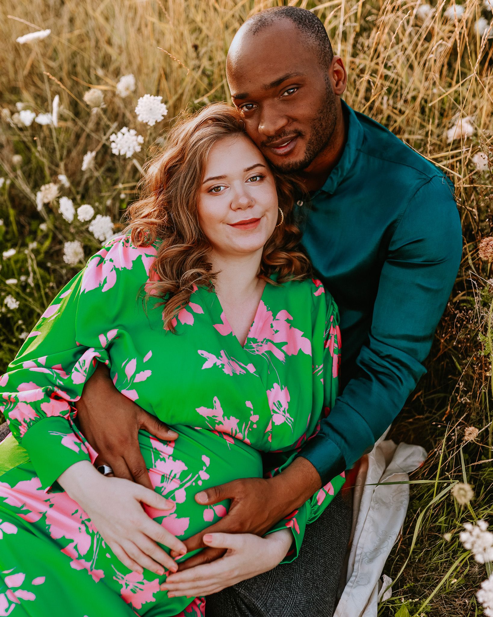 Zwangerschapsshoot vrouw met man  met golden hour in Terneuzen, Zeeland, Oost-Vlaanderen