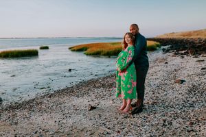 Zwangerschapsshoot vrouw met man op het strand met golden hour in Terneuzen, Zeeland, Oost-Vlaanderen