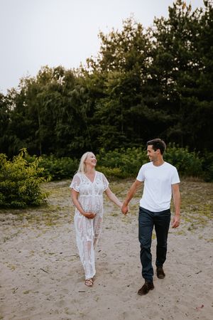 Zwangerschapsshoot vrouw met man  met golden hour in Terneuzen, Zeeland, Oost-Vlaanderen