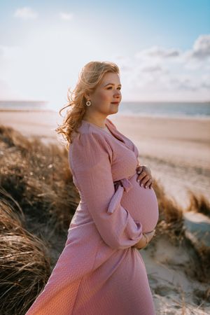 Zwangerschapsshoot vrouw met golden hour op het strand in Terneuzen, Zeeland, Oost-Vlaanderen