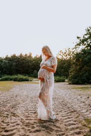 Zwangerschapsshoot met golden hour in Terneuzen, Zeeland, Oost-Vlaanderen