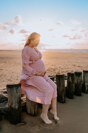 Zwangerschapsshoot vrouw met golden hour op het strand in Terneuzen, Zeeland, Oost-Vlaanderen