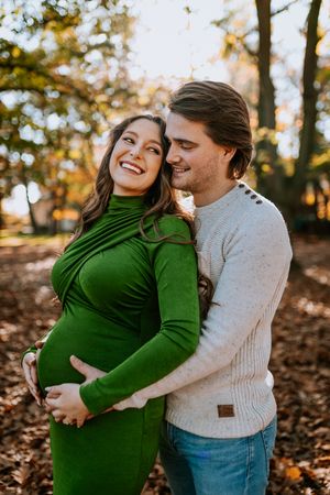 Intieme zwangerschapsshoot vrouw met partner met make-up en styling in Terneuzen, Zeeland, Oost-Vlaanderen