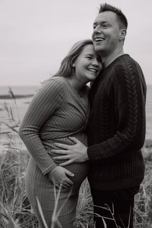 Zwangerschapsshoot vrouw met man op het strand in Terneuzen, Zeeland, Oost-Vlaanderen