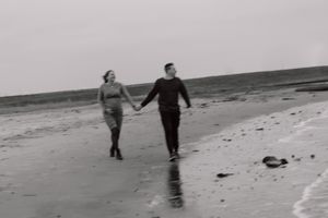 Zwangerschapsshoot vrouw met man op het strand in Terneuzen, Zeeland, Oost-Vlaanderen