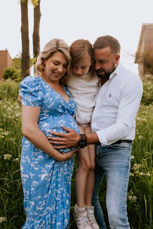 Zwangerschapsshoot vrouw met man en dochter met golden hour in Terneuzen, Zeeland, Oost-Vlaanderen