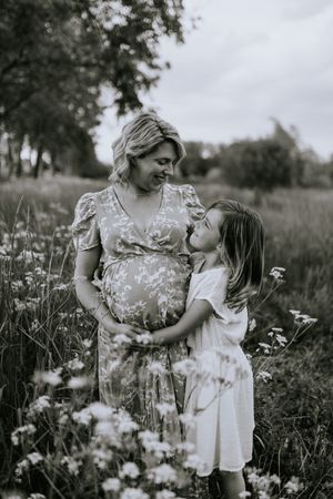 Zwangerschapsshoot vrouw en dochter met golden hour in Terneuzen, Zeeland, Oost-Vlaanderen