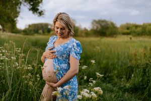 Zwangerschapsshoot vrouw met golden hour in Terneuzen, Zeeland, Oost-Vlaanderen