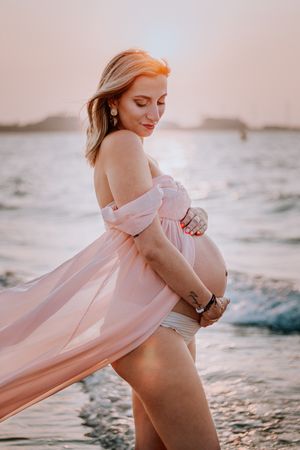 Zwangerschapsshoot met golden hour op het strand in Terneuzen, Zeeland, Oost-Vlaanderen