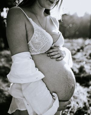 Zwangerschapsshoot vrouw met golden hour in het bos in Terneuzen, Zeeland, Oost-Vlaanderen
