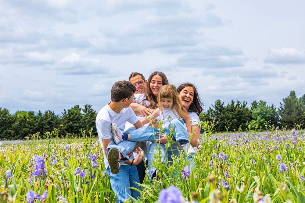 Famille réunie dans un champ d’iris au pied de la Sainte-Victoire en Provence