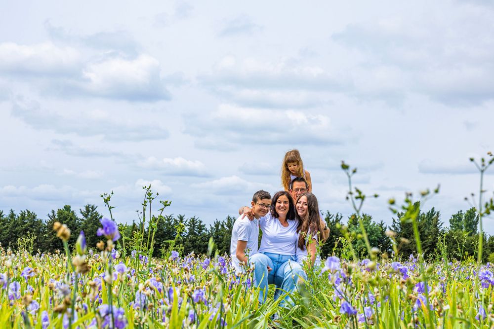 Mère et enfant dans un champ d’iris pendant une séance photo famille en Provence
