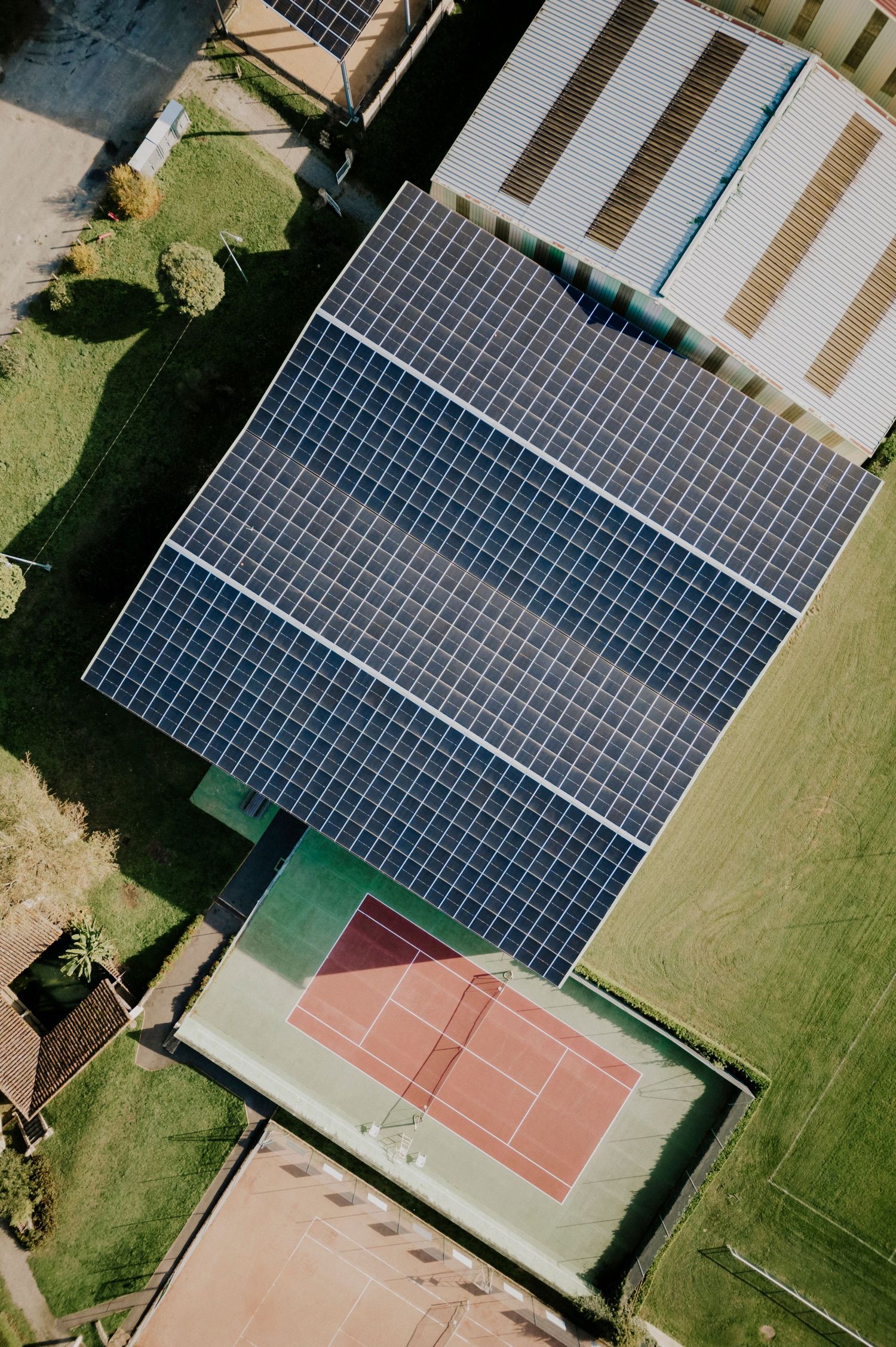 Vue aérienne des panneaux solaires couvrant un court de tennis à Vic-Fezensac dans le Gers.