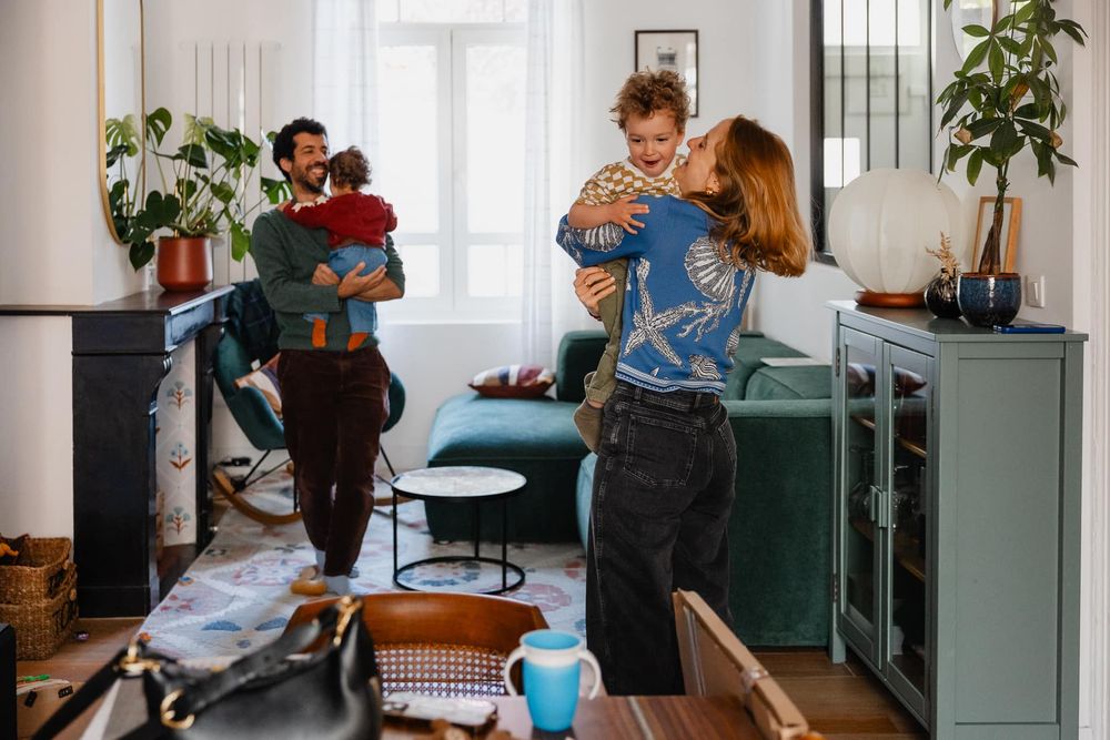parents dansent dans le salon avec leurs enfants en reportage photo de famille a croix pres de Lille, un moment joyeux et vivant