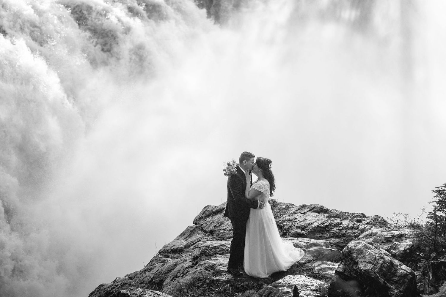 Bröllopsfotografering, Ristafallet i Åre. Elopement Nothern Sweden. Wedding couple elope in Sweden. Bröllopsgfotograf Östersund.
