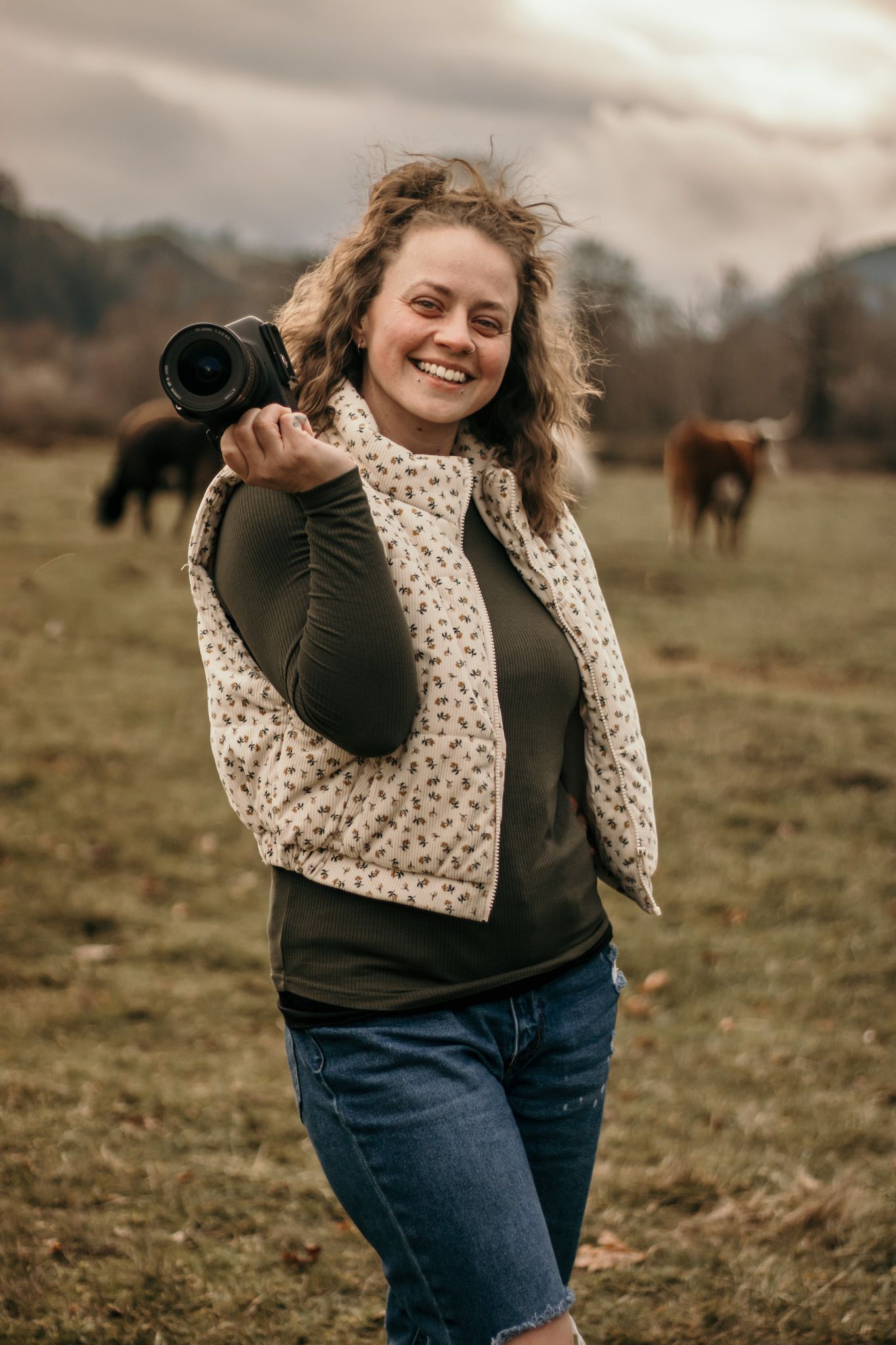 Photo of photographer in Washington with mountain scenery in a field in lewis county Washington