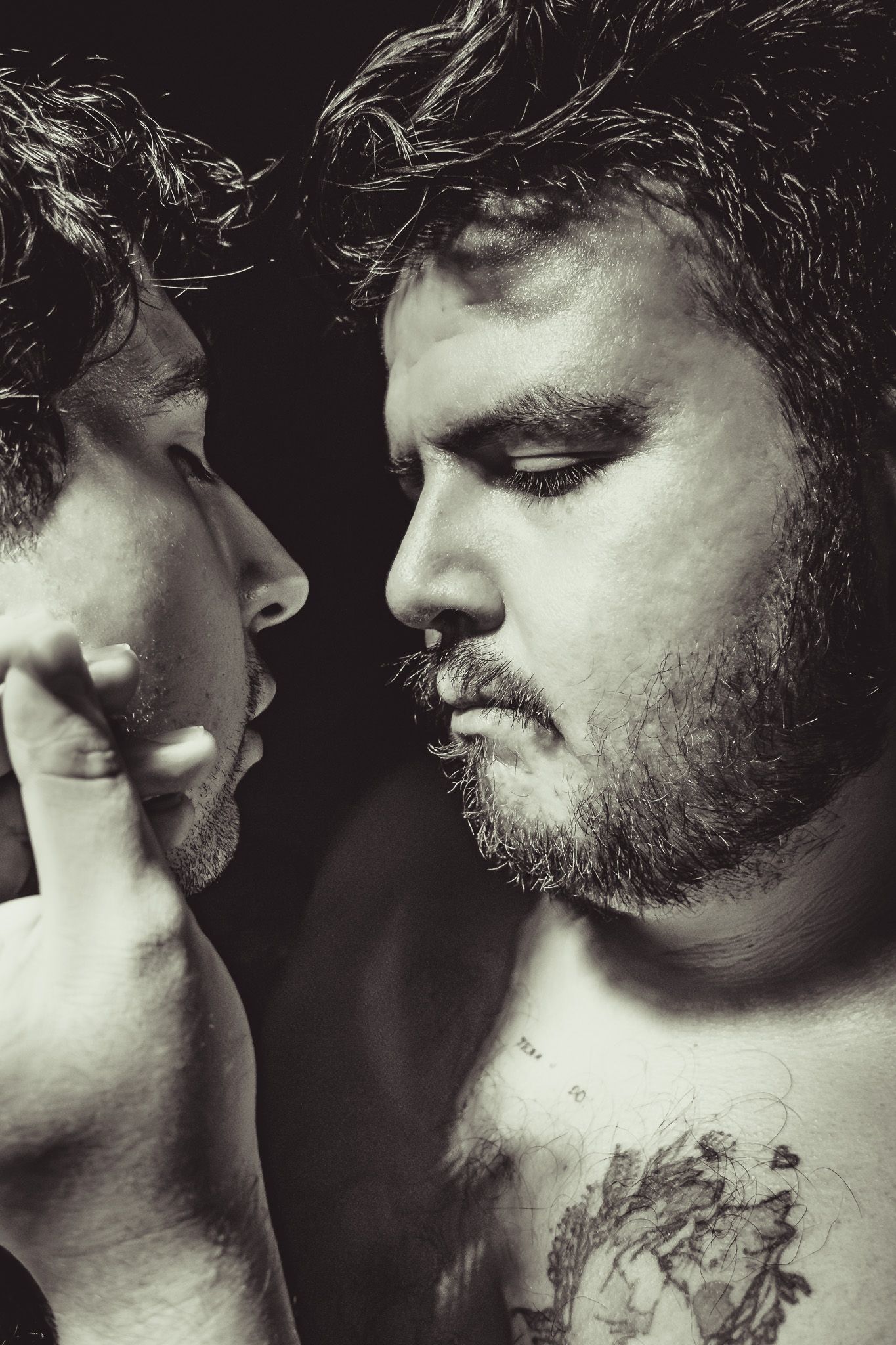 Retrato de pareja de hombres LGBTQ en blanco y negro en estudio con enfoque artístico en CDMX, por Photo Iconiq
