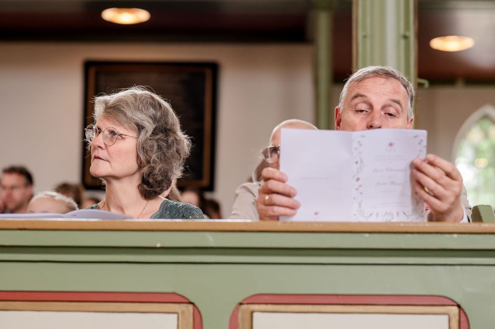 Ouders van de bruid tijdens evangelische kerkdienst in Huizen