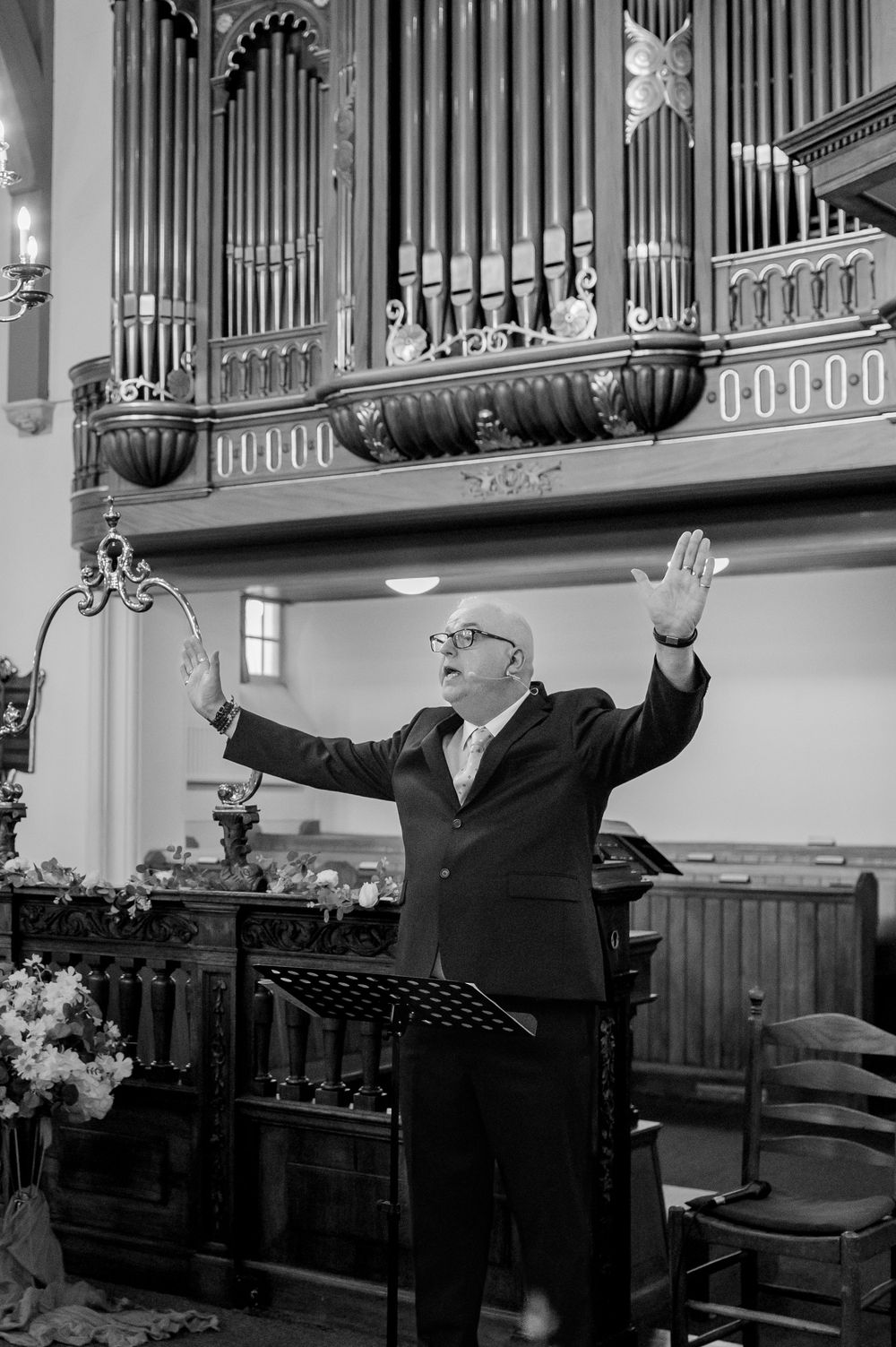 Zegen door dominee tijdens evangelische kerkdienst in Huizen