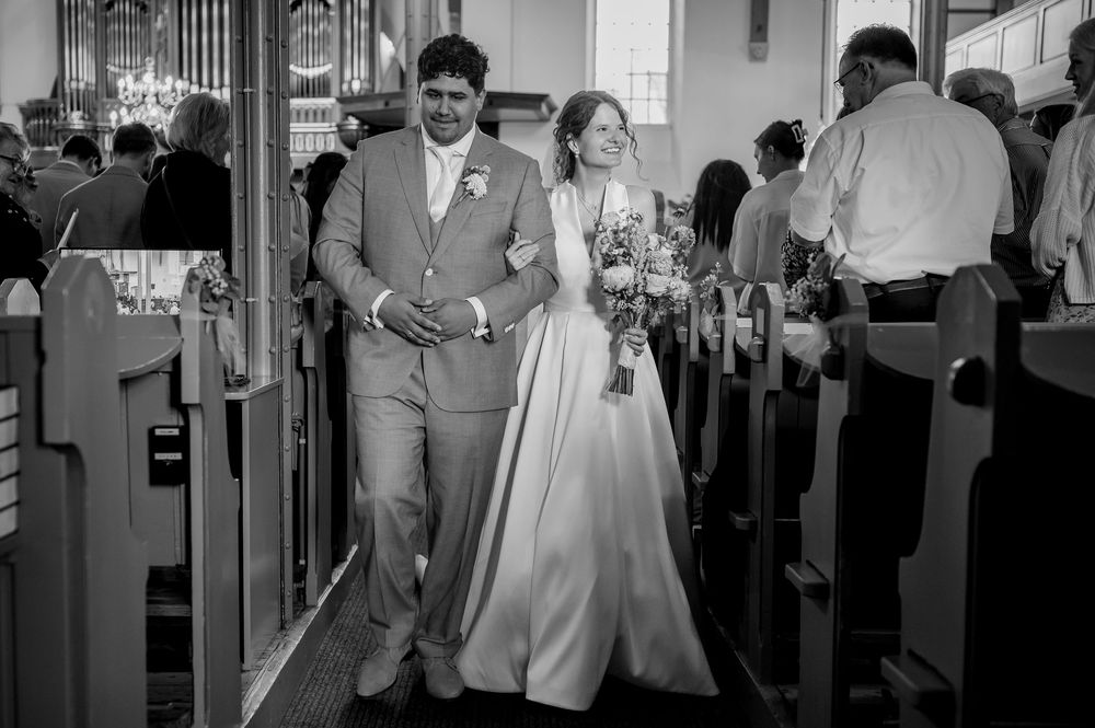 Bruid en bruidegom tijdens evangelische kerkdienst in Huizen