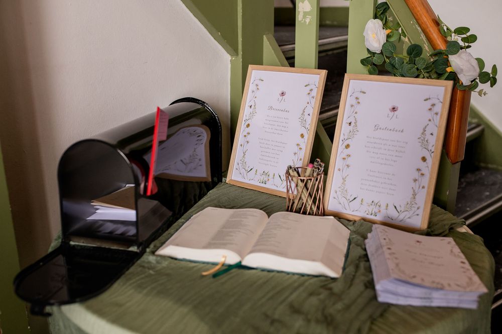 Bijbel en bedankkaartjes tijdens evangelische kerkdienst in Huizen