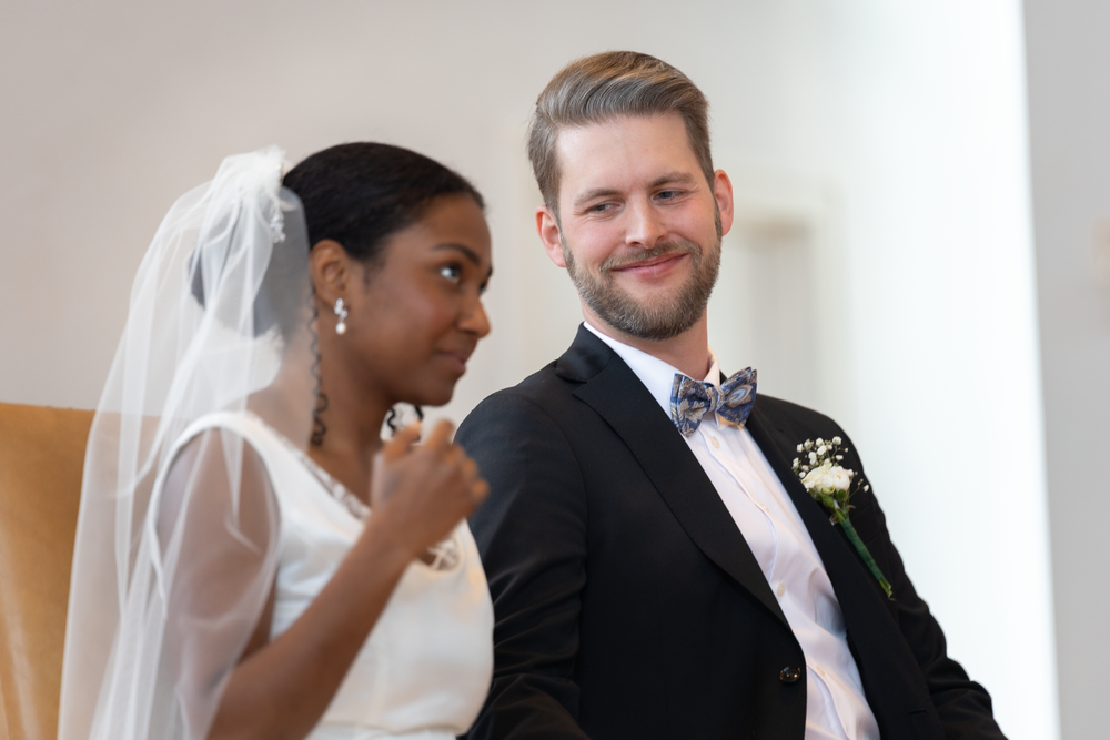 Glad brudepar smiler til hverandre etter seremoni, bryllupsfoto av Prospectxmedia Norge.
