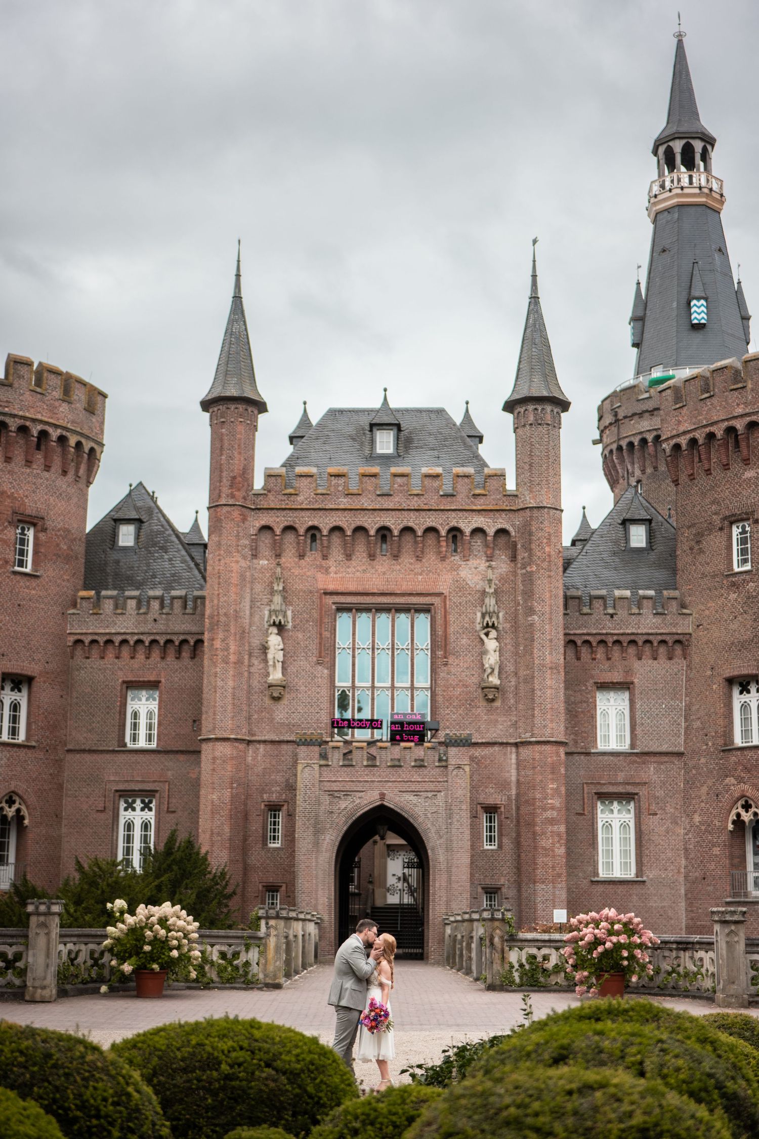 Ein magischer Moment am Schloss Moyland: das Brautpaar genießt einen Kuss im Sonnenlicht – natürliche Hochzeitsfotografie in Kleve von Fabio