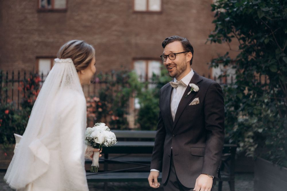 First look -hetki hääpäivänä Helsingissä