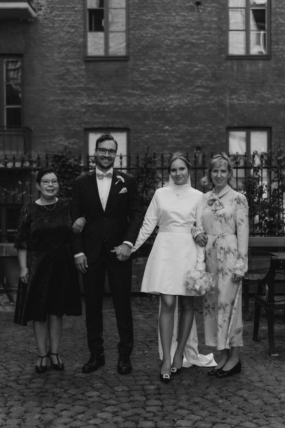 Pieni hääseurue vihkimisen jälkeen Helsingissä
