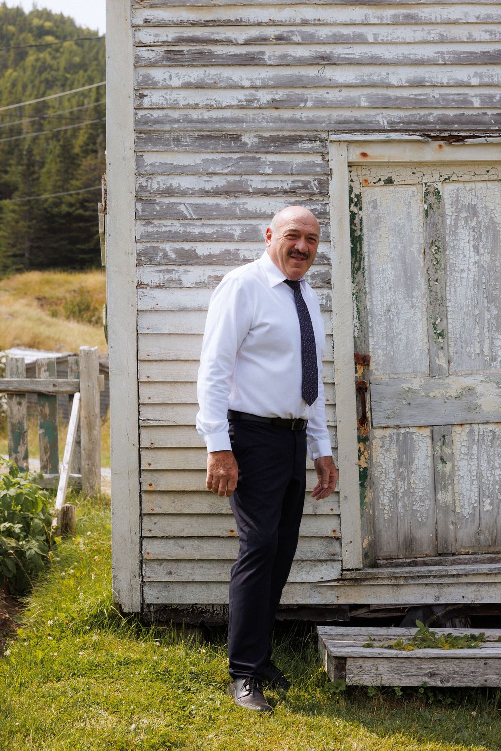 Bride and groom with family in Trinity captured by Newfoundland documentary style wedding photographer Kaitlyn Yvette